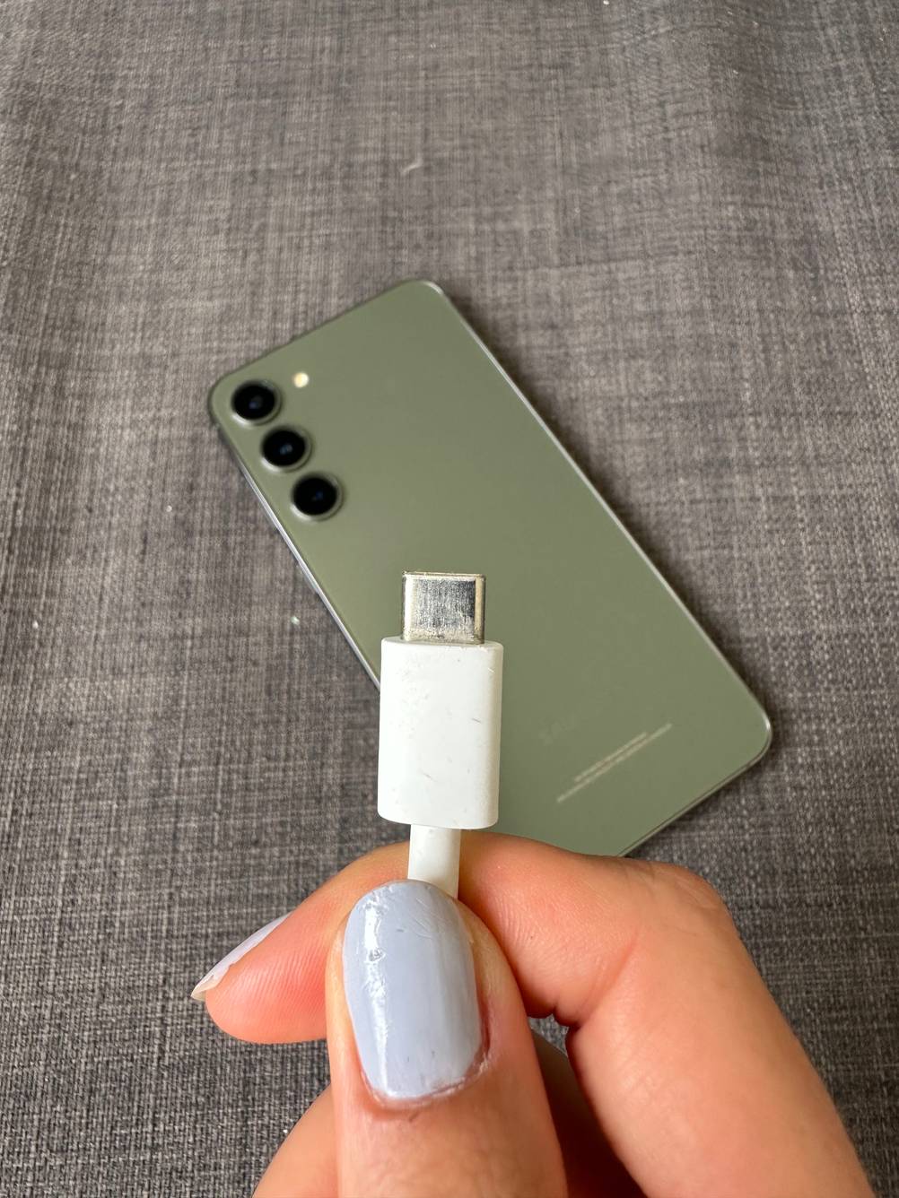 Netzteil von einem getesteten Samsung-Smartphone.