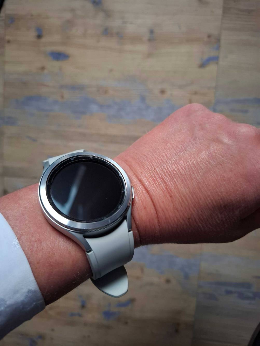 An einer Hand ist eine getestete Smartwatch bis 200 Euro.