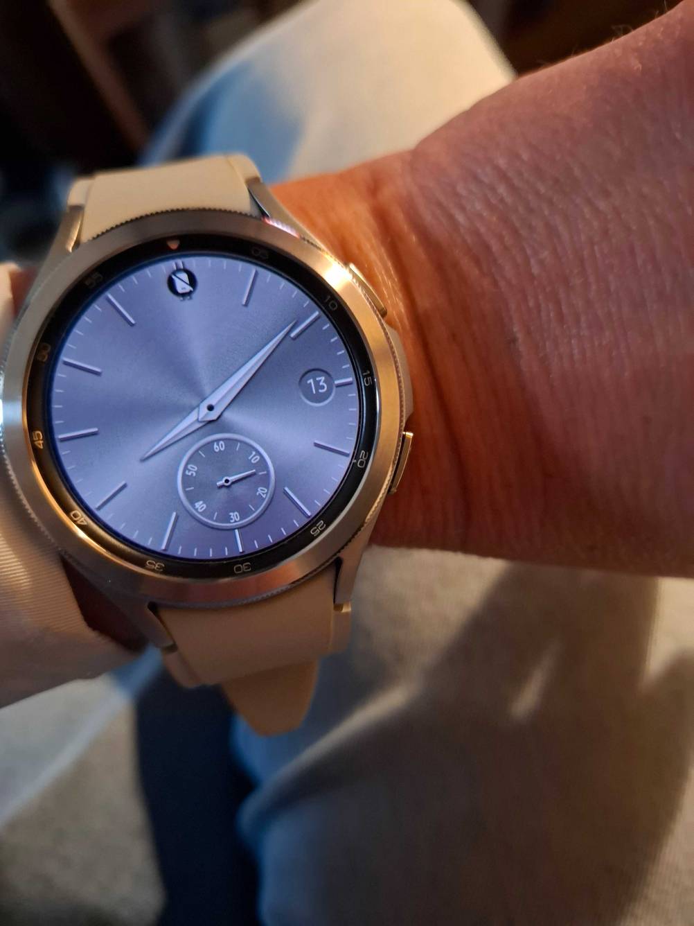 Detailansicht einer eingeschalteten Smartwatch bis 200 Euro im Test.