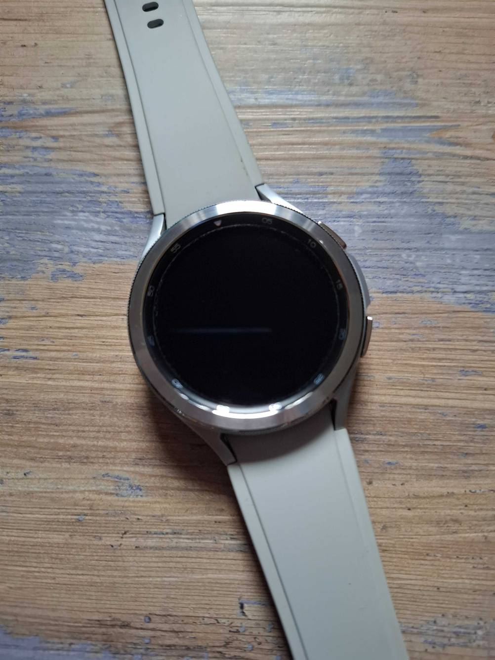Smartwatch bis 200 Euro-Test: Detailansicht des ausgeschalteten Displays.