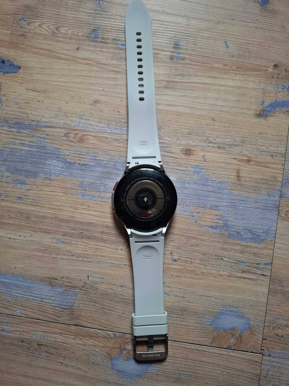 Blick von oben auf die Unterseite einer getesteten Smartwatch bis 200 Euro.