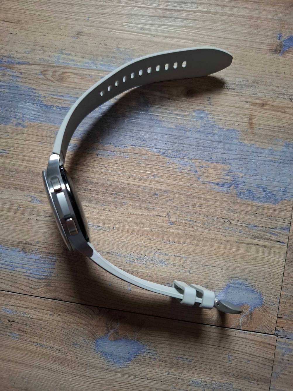 Auf der Seite einer getesteten Smartwatch bis 200 Euro sind Einstellungsrädchen.