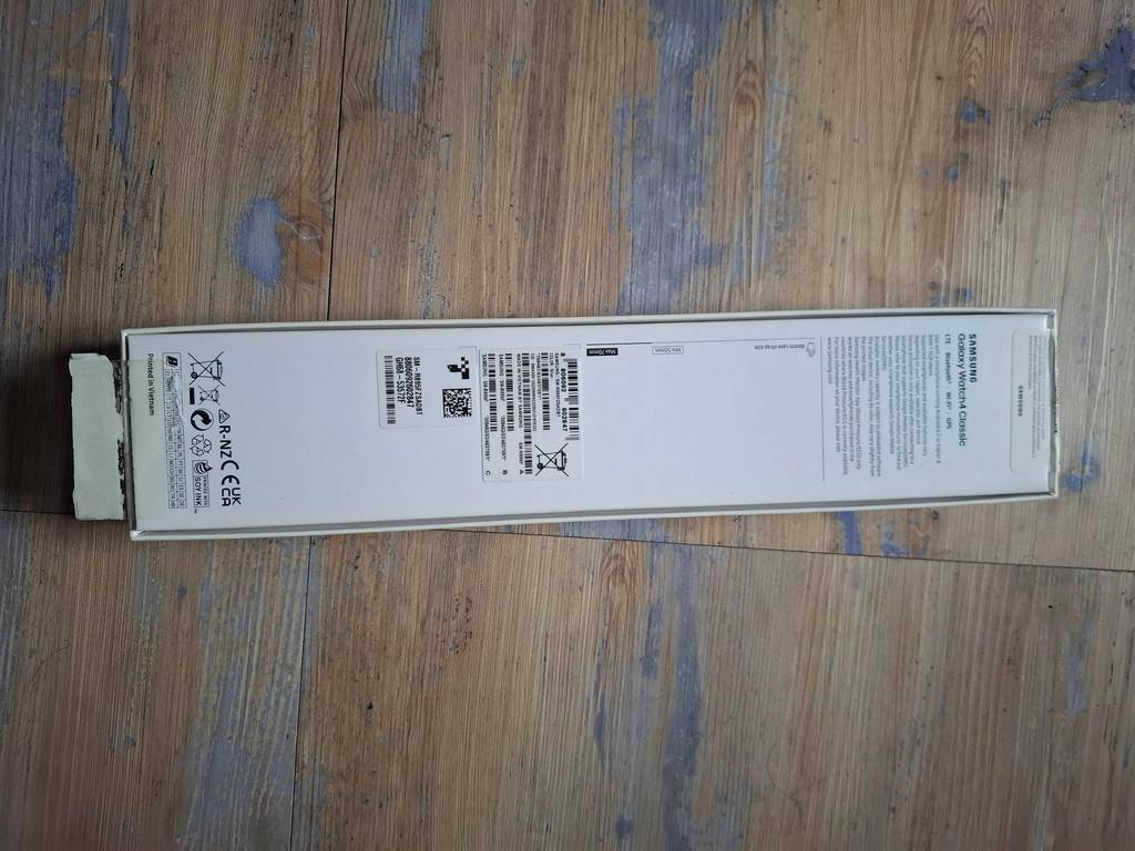 Blick auf die Rückseite der Originalverpackung einer getesteten Smartwatch bis 200 Euro.