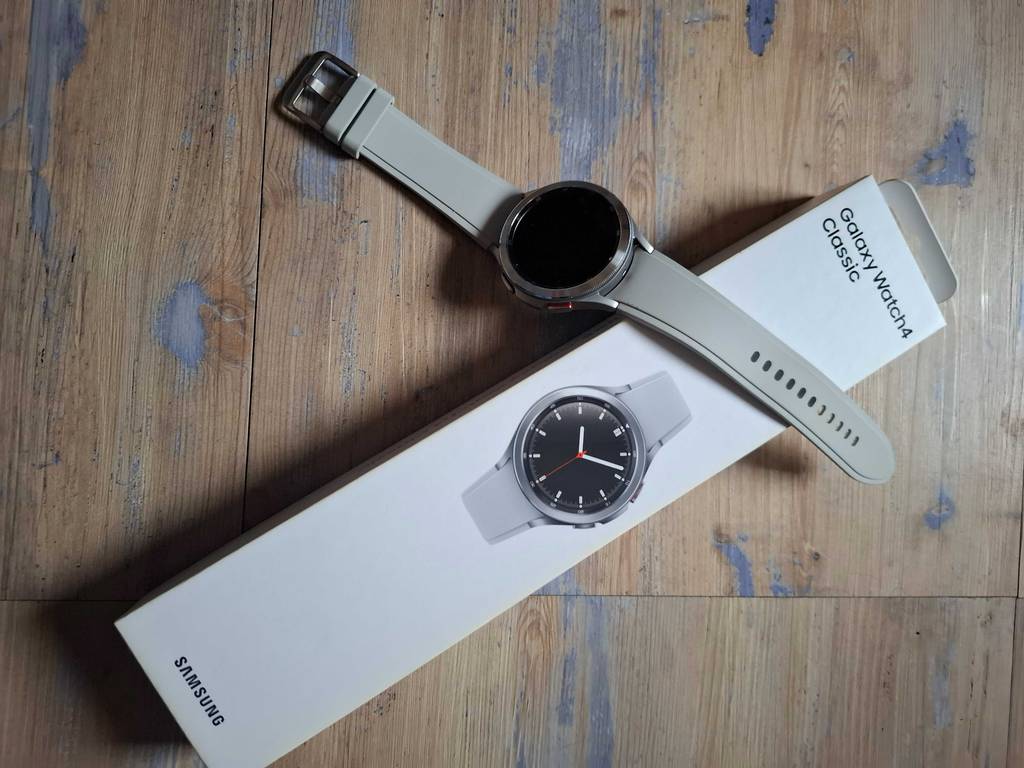 Eine Smartwatch bis 200 Euro im Test liegt quer auf der Originalverpackung.
