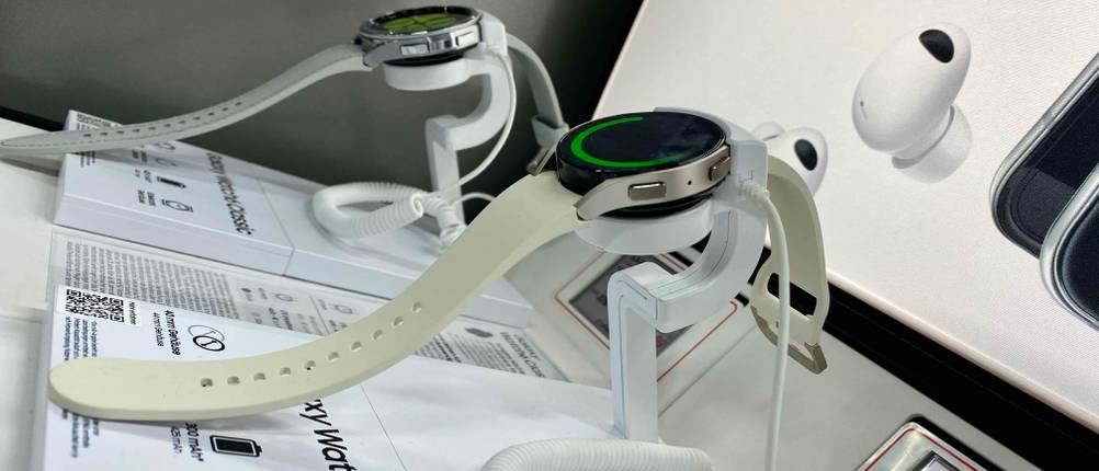 Samsung-Smartwatch-Test: Nahaufnahme der Seite einer Watch mit Bedienelementen auf einem Ständer