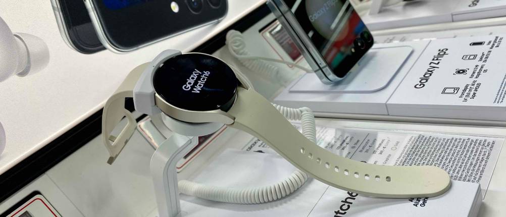 Samsung-Smartwatch-Test: Seitenansicht einer Samsung-Smartwatch auf einem Ständer in einer Verkaufsaustellung