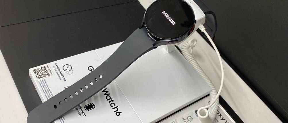 Samsung-Smartwatch-Test: Nahaufnahme der schwarzen Galaxy-Uhr, die im Verkaufsbereich ausgestellt ist.