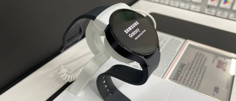 Samsung-Smartwatch im Test: schwarze Galaxy-Uhr, die sich auf einem Verkaufsständer befindet