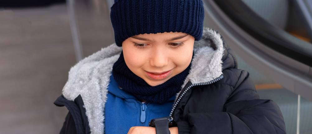 Samsung-Smartwatch-Test: kleiner Junge mit Wollmütze benutzt eine Smartwatch
