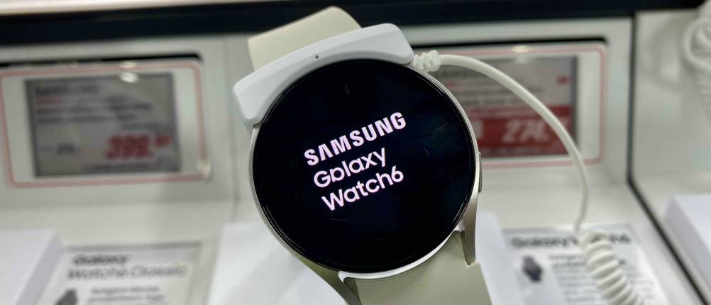 Samsung-Smartwatch-Test: Display von einer Smartwatch der Marke Samsung in einer Verkaufsausstellung 