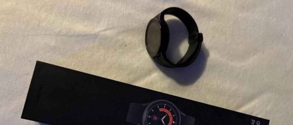 Samsung-Smartwatch-Test: schwarze Smartwatch und die Verpackung auf hellem Untergrund