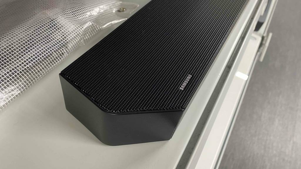 Auf dem Regal von einem Geschäft befindet sich eine getestete Samsung-Soundbar.