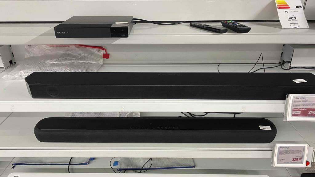 Im Geschäftsregal befinden sich mehrere getestete Samsung-Soundbars. 
