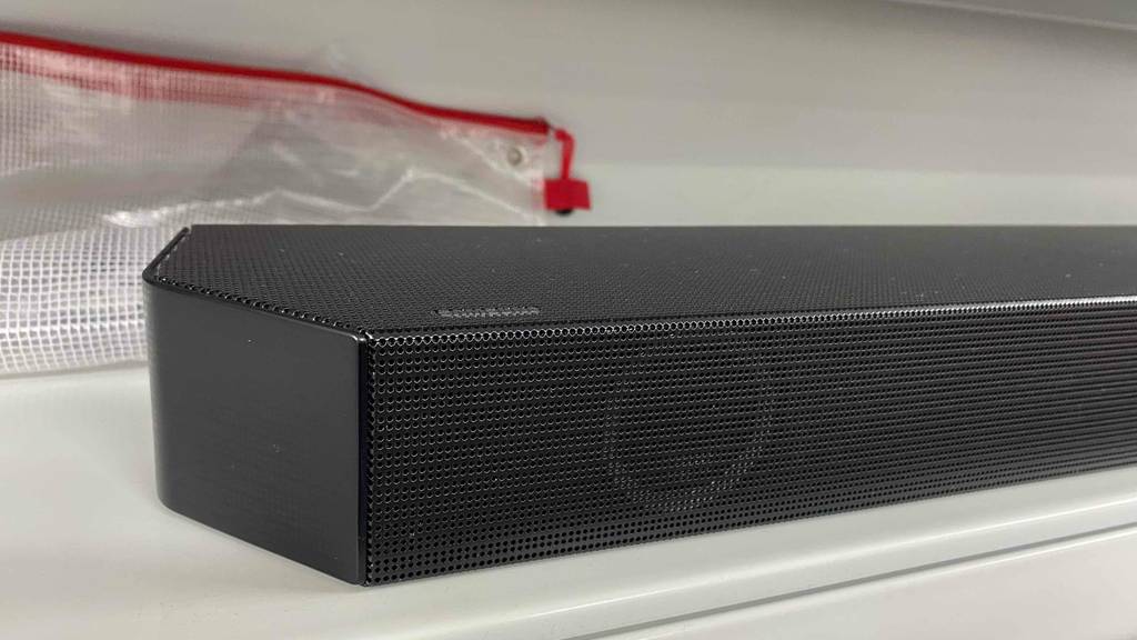 Auf dem Regal befindet sich eine getestete Soundbar der Marke Samsung. 