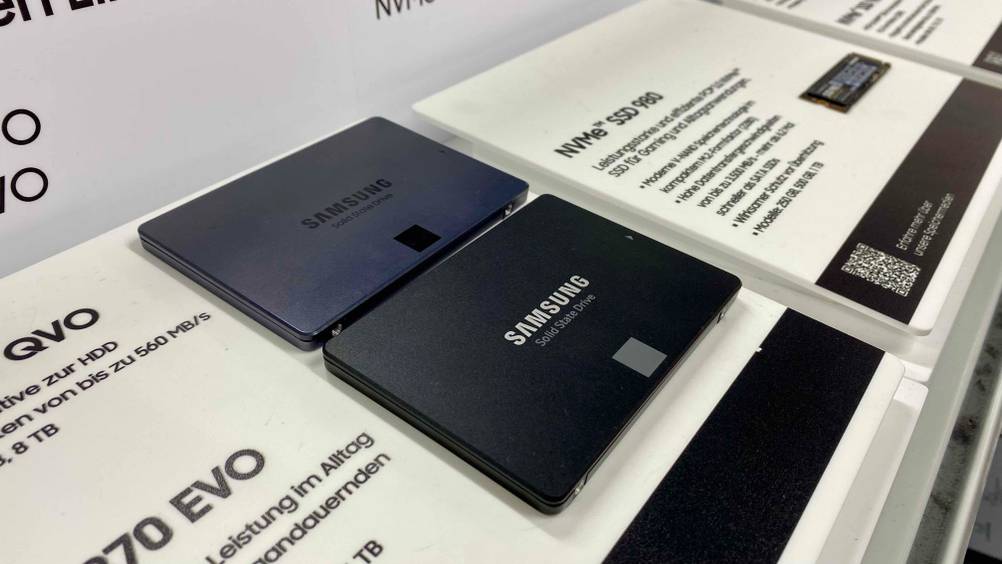 Im Test: Eine Samsung-SSD neben anderen auf einer Infotafel befestigt.