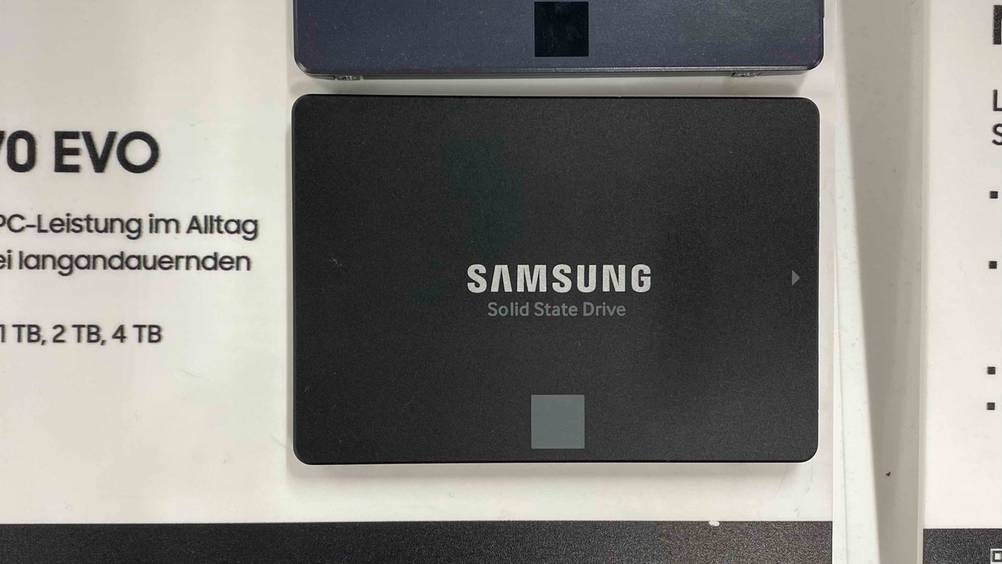Eine getestete Samsung-SSD von oben mit Logo auf einer hellen Fläche.