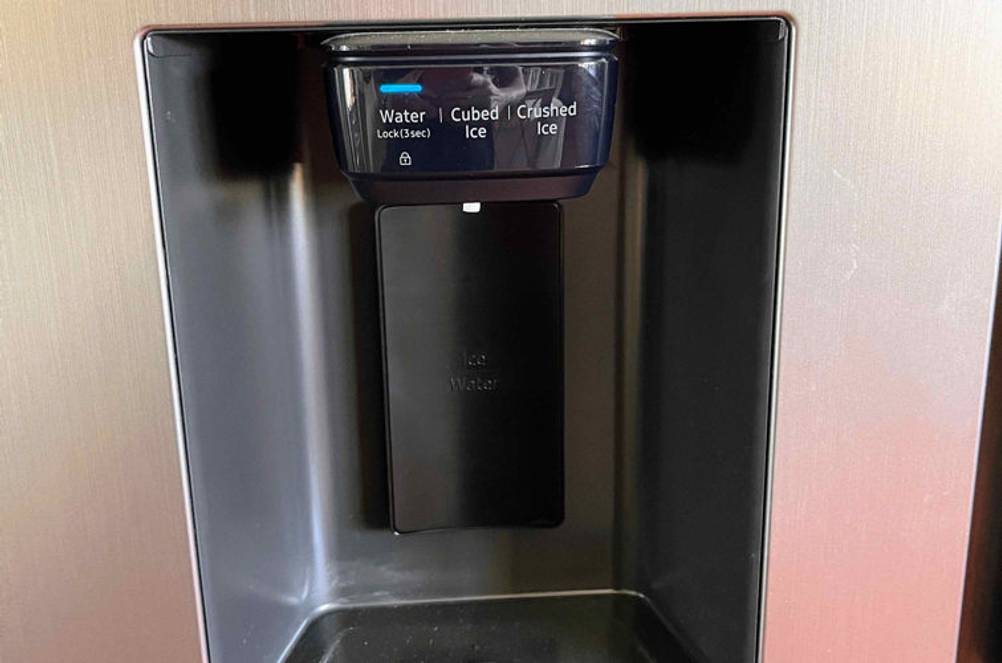 Wasser- und Eiswürfelspender eines getesteten Standkühlschranks in Metall-Optik.