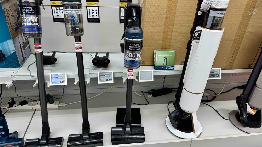 Der getestete Samsung-Staubsauger neben anderen Geräten in einer Verkaufsfläche.