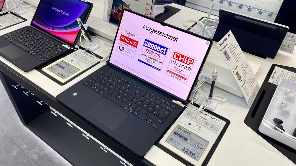 Samsung-Tablet getestet: Ein Gerät von schräg oben in einer Verkaufsfläche neben anderen Geräten inklusive Preisschild.