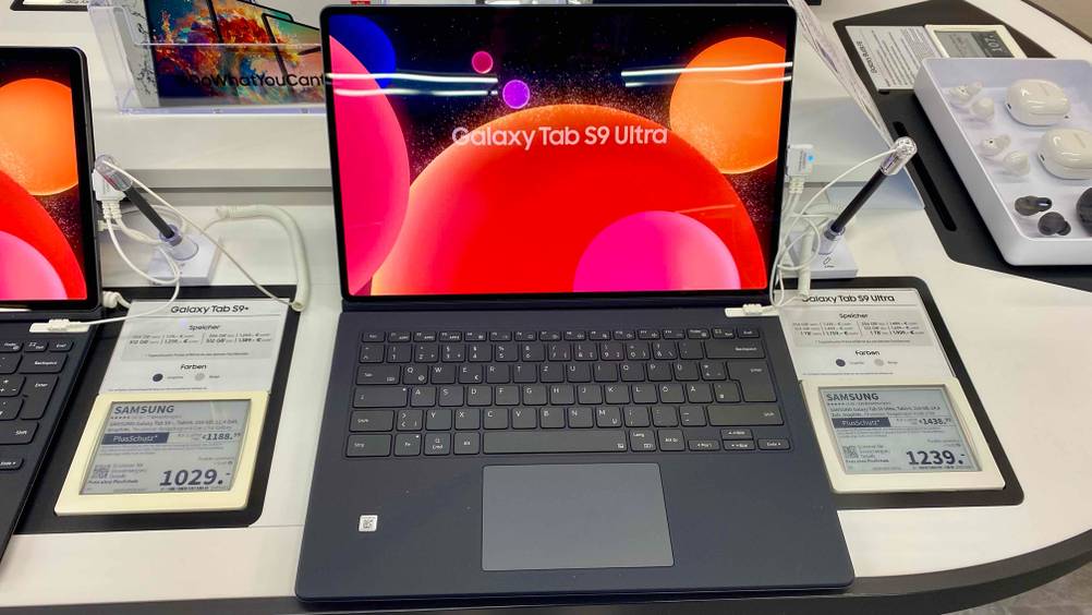Ein getestetes Samsung-Tablet in einer Ausstellung von vorne mit Preisangaben auf der Seite.