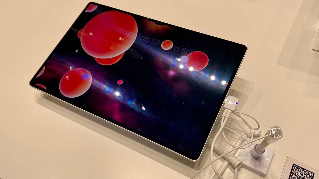 Angeschlossenes Samsung-Tablet im Test. 