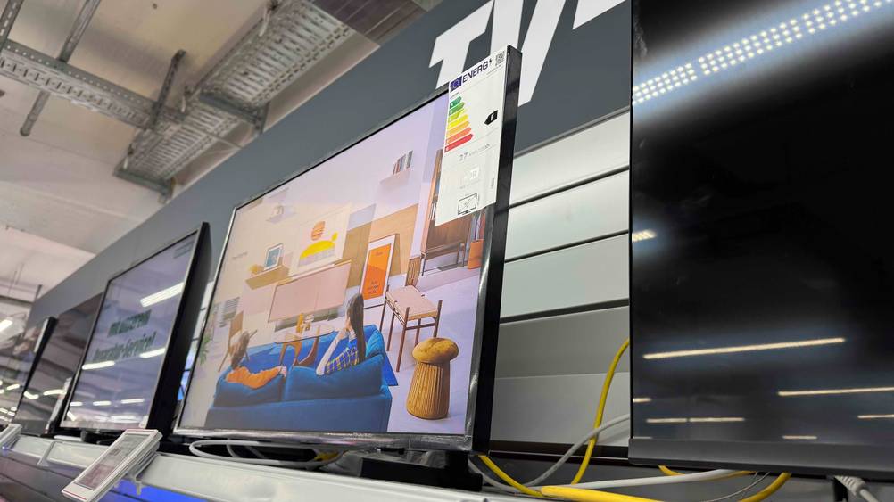 Getestet: Ein Samsung The Frame Fernseher steht mit anderen auf einem Regal in einem Verkaufsladen.