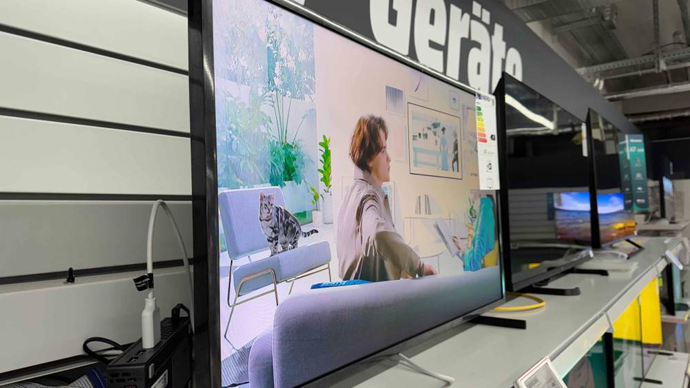 Ein Samsung The Frame im Test von der Seite auf einem Verkaufsregal.