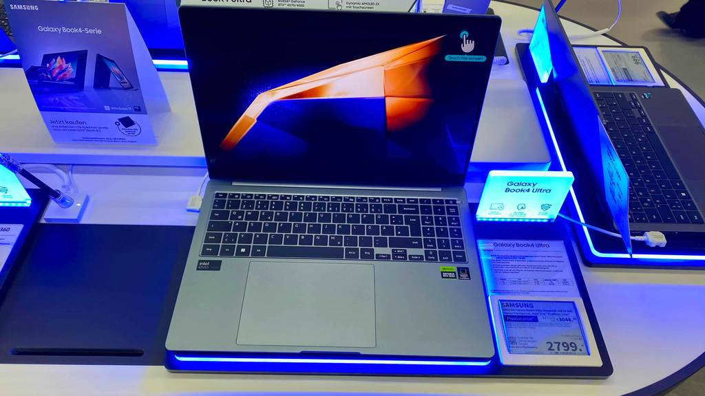 Ultrabook im Test: Frontansicht eines eingeschalteten Geräts mit Bildschirmschoner.