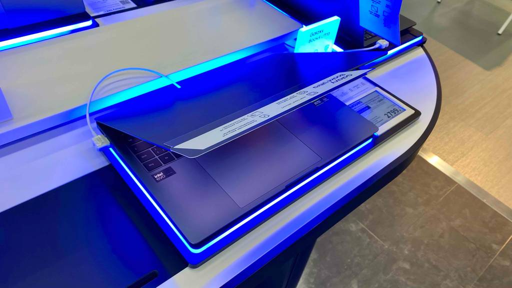 Ein halb geöffnetes blau leuchtendes Ultrabook im Test von oben betrachtet.