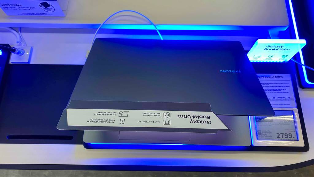 Ein Ultrabook im Test steht auf einer blau beleuchteten Fläche, von oben betrachtet.