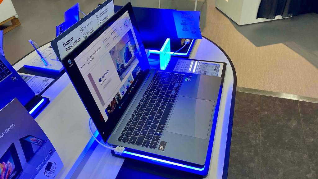 Im Test: Ein eingeschaltetes Ultrabook von der Seite betrachtet.