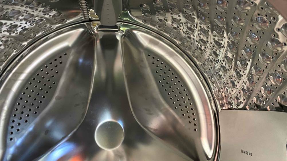 Im Test: Detailaufnahme der Innenseite der Trommel einer Samsung-Waschmaschine.