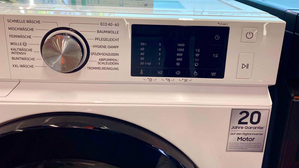 Samsung-Waschmaschine getestet: Nahaufnahme der Bedienelemente oben.