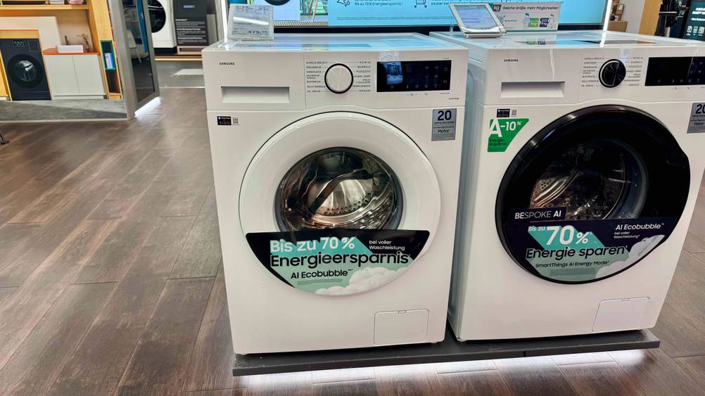 Die getestete Samsung-Waschmaschine 8 kg von vorne neben einer anderen in einem Verkaufsladen.