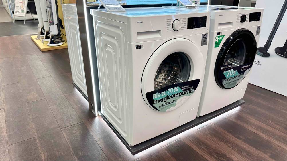 Die getestete Samsung-Waschmaschine 8 kg von leicht seitlich mit geschlossener Klappe.