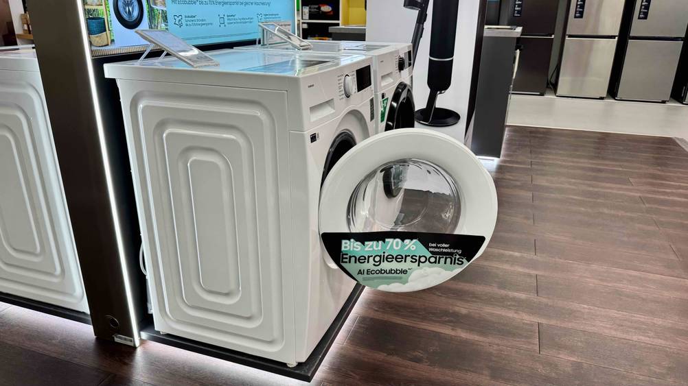 Seitenansicht der Samsung-Waschmaschine 8 kg im Test mit geöffneter Klappe.