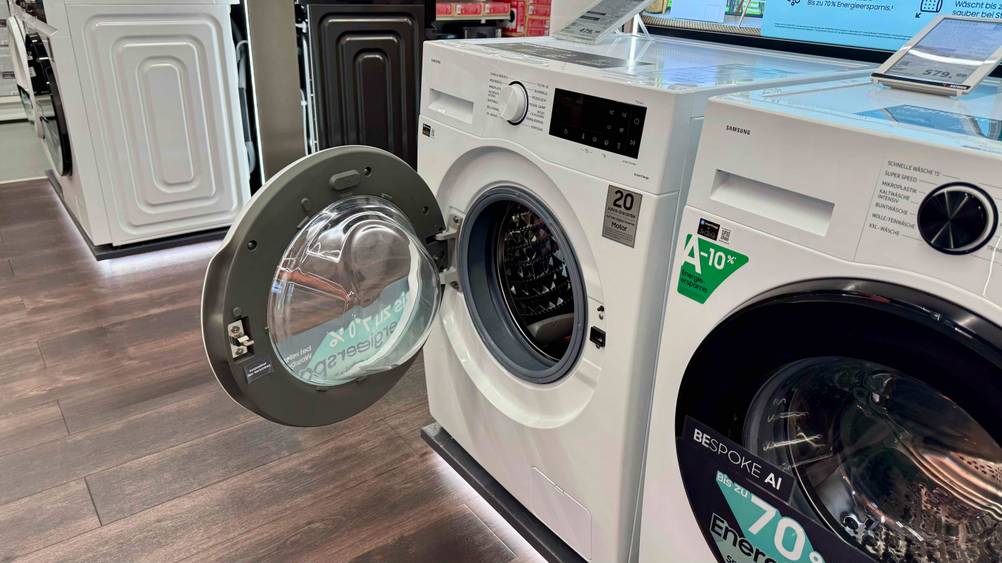 Getestet: Die Samsung-Waschmaschine 8 kg mit geöffneter Klappe.