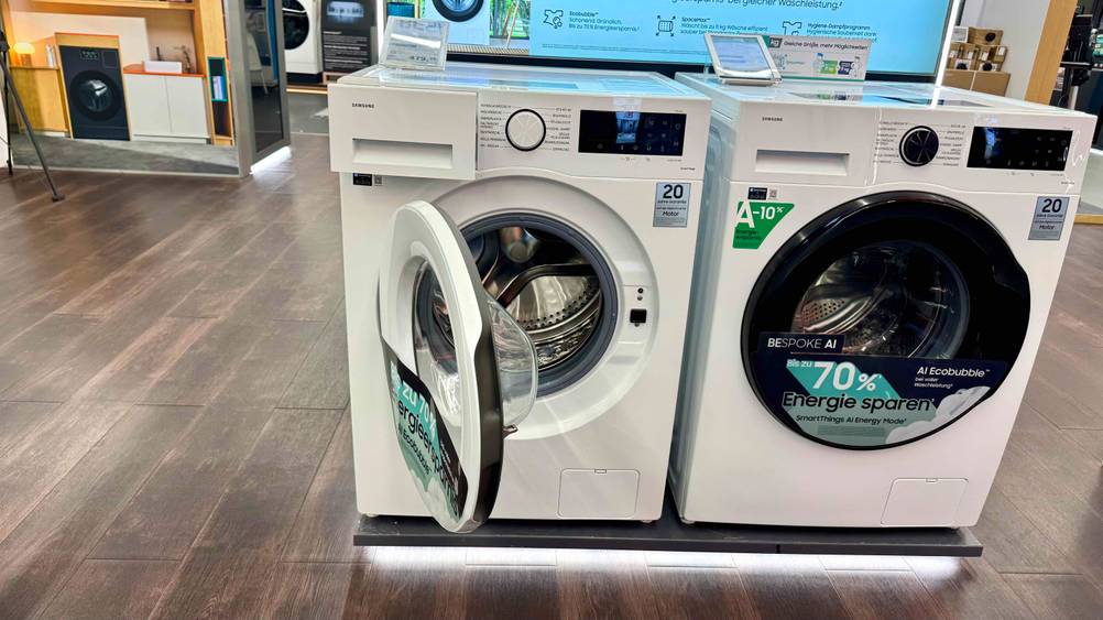 Samsung-Waschmaschine 8 kg im Test: Die Maschiene von vorne mit geöffneter Klappe in einem Verkaufsladen.
