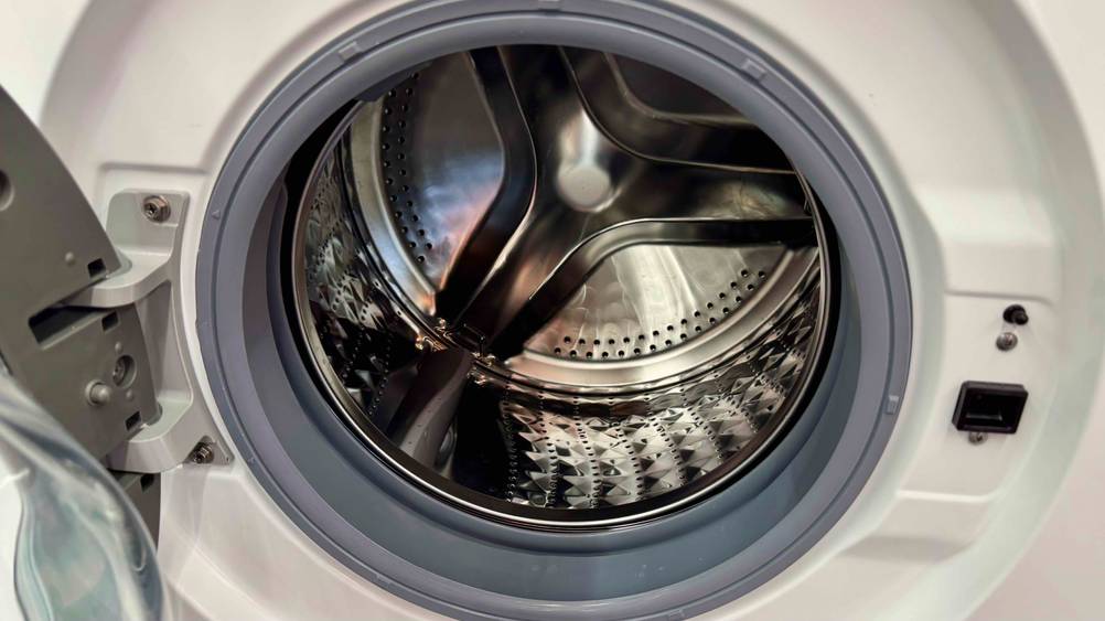 Samsung-Waschmaschine 8 kg getestet: Nahaufnahme der Trommel bei geöffneter Klappe.
