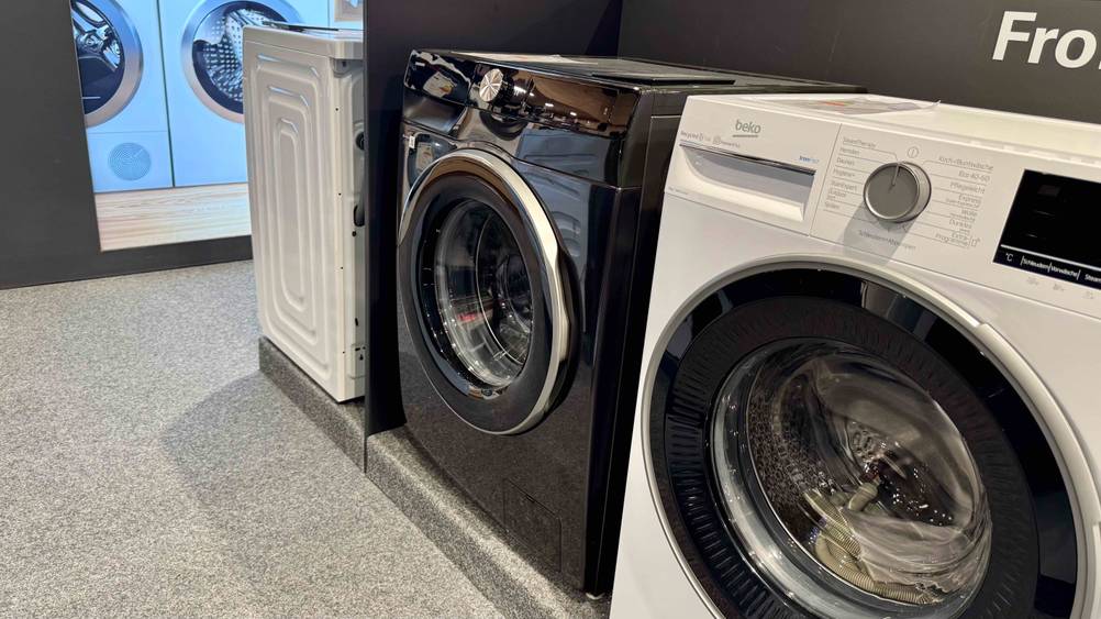 Neben anderen Geräten steht die Samsung-Waschmaschine 9 kg im Test in einem Laden.