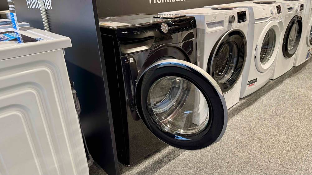 Die getestete Samsung-Waschmaschine 9 kg mit geöffneter Tür in einem Verkaufsladen.