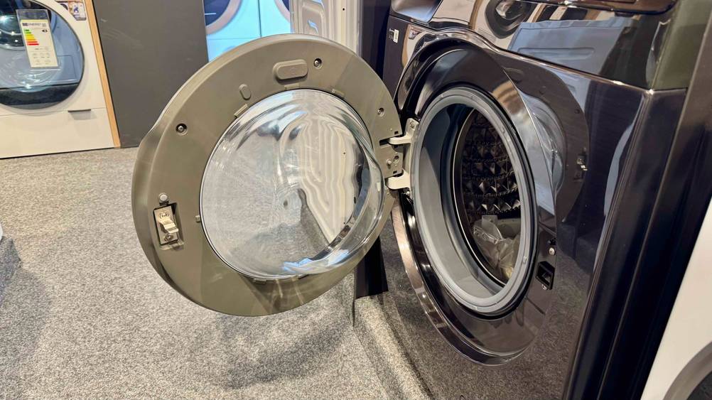 Samsung-Waschmaschine 9 kg getestet: Nahaufnahme der Tür.