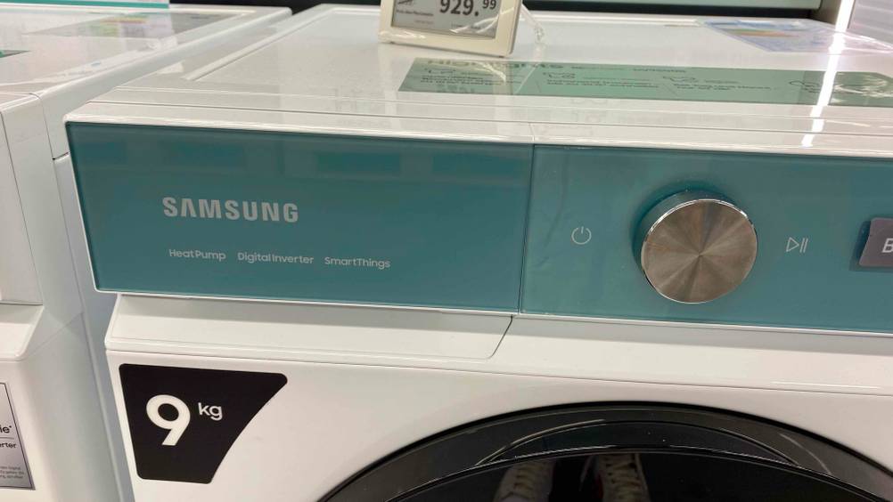 Samsung-Waschtrockner getestet: Nahaufnahme des Logos und der Bedienelemente.