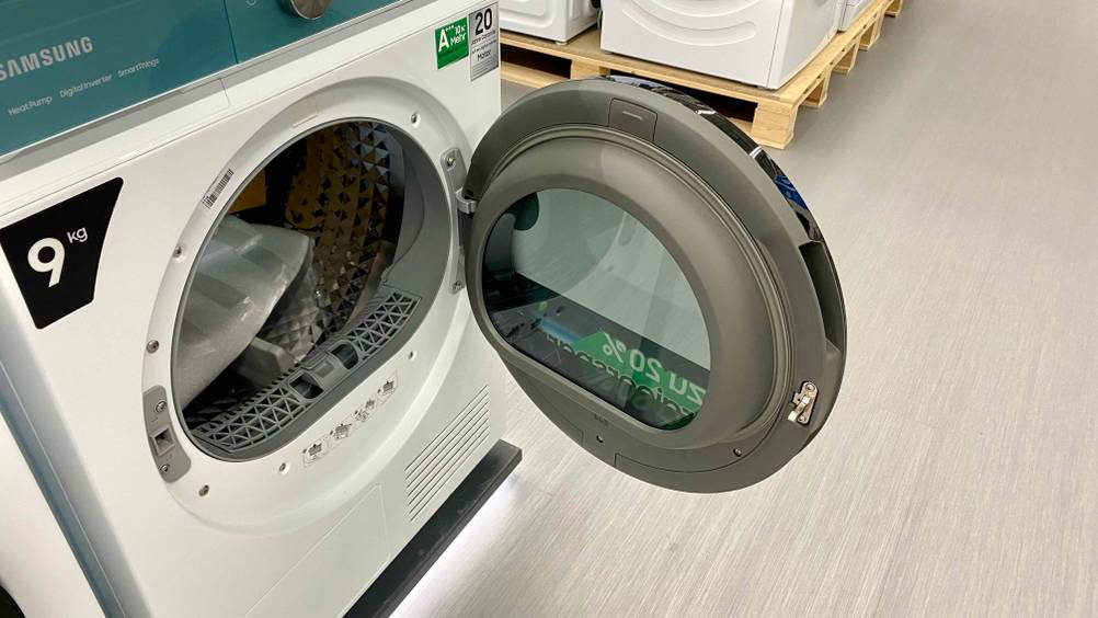 Nahaufnahme auf die Klappe und die Trommel eines getesteten Samsung-Waschtrockners.