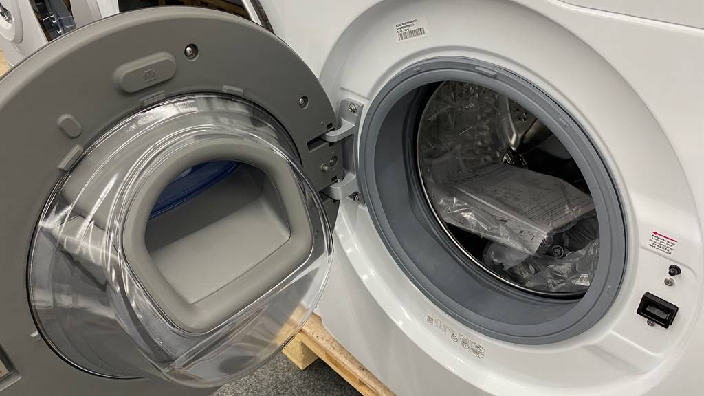 Im Test: geöffnete Tür mit Sicht auf die Waschtrommel eines Samsung Waschtrockners.