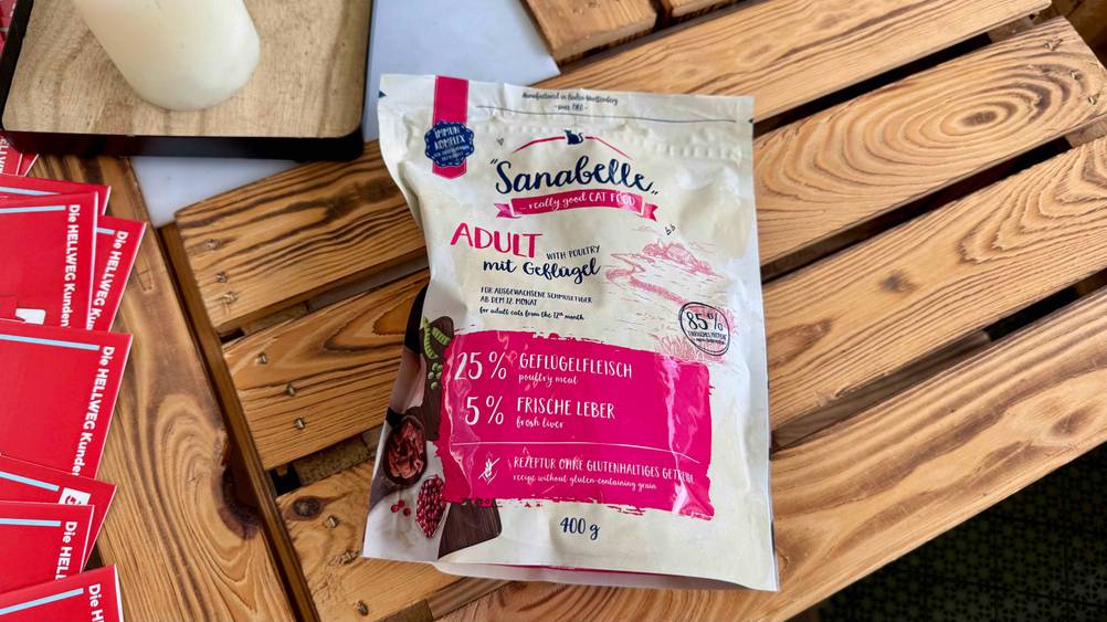 Getestet: Auf einer Holzfläche liegt eine Packung Sanabelle-Trockenfutter.