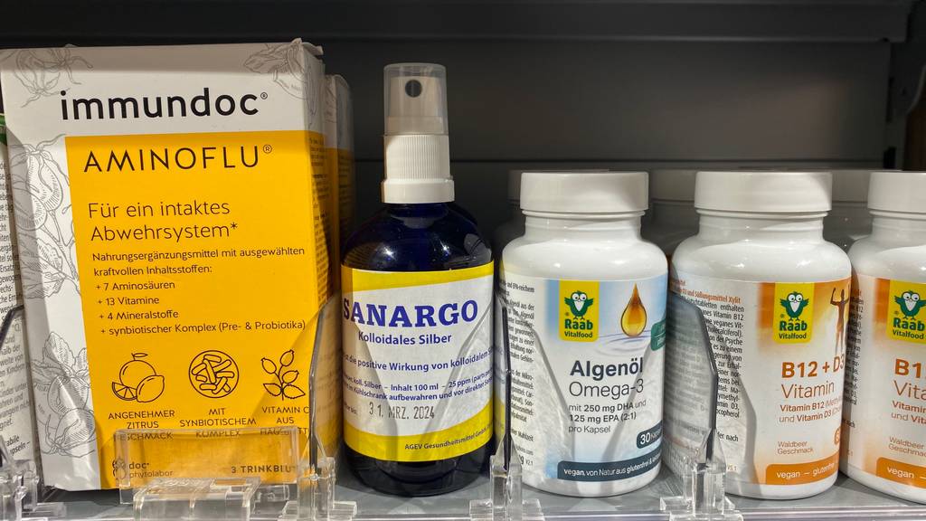 Im Test: Sanargo Kolloidales Silber steht neben anderen Produkten in einem Regal.