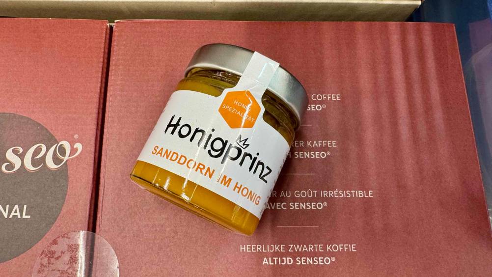 Sanddorn-Honig getestet: Ein Glas von oben auf einem Karton liegend.