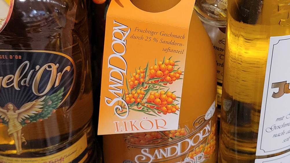 Sanddornlikör im Test: Nahaufnahme des Labels an der Flasche.