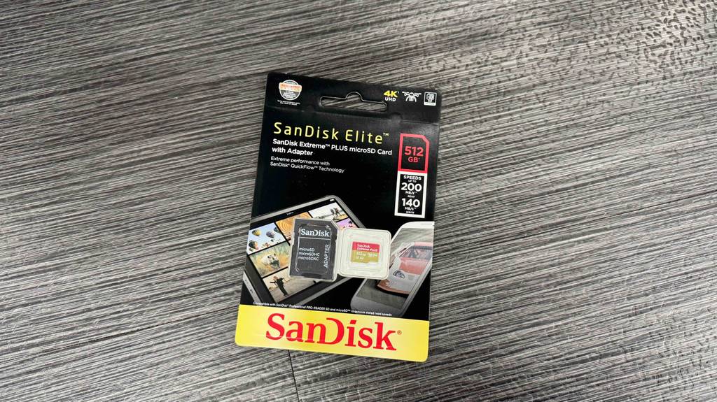 Im Test: Auf der Frontseite des Kartonblisters ist die MicroSD 512 GB mit Adapter zu sehen.